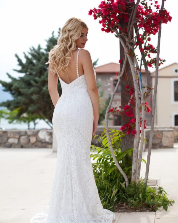 Γοργονέ νυφικό όλο δαντέλα με ουρά