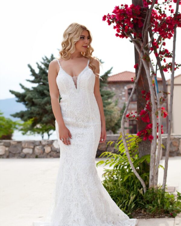 Γοργονέ νυφικό όλο δαντέλα με ουρά