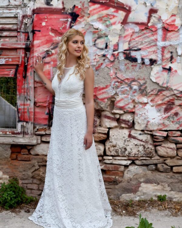 Νυφικό όλο δαντέλα σε Άλφα γραμμή