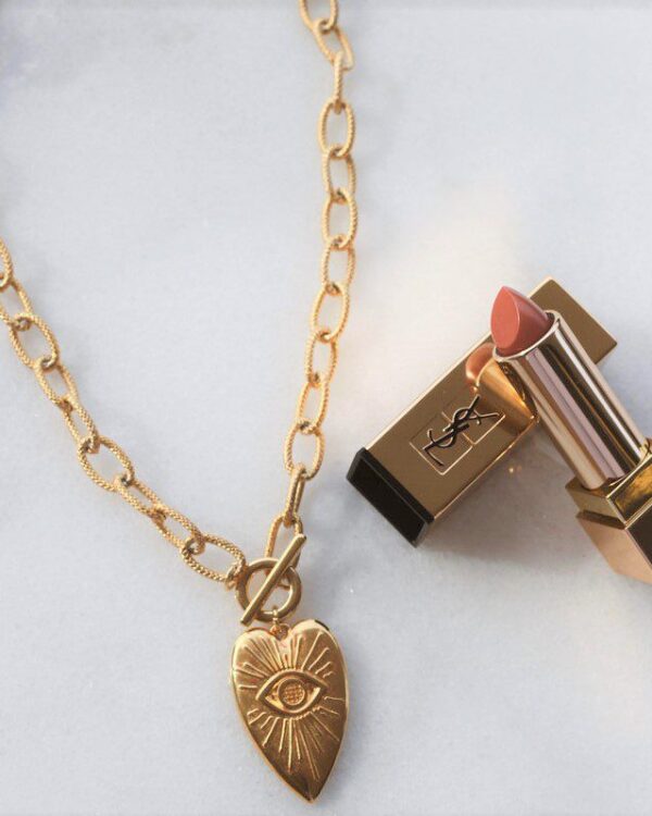 Κοντό κολιέ με μενταγιόν καρδιά με μάτι