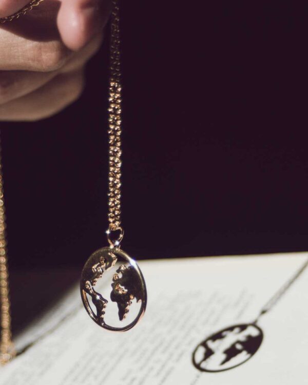 Κολιέ με μενταγιόν τη Γη