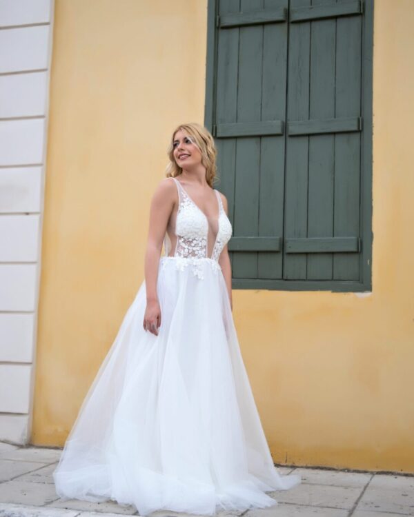 Εντυπωσιακό Νυφικό με ανοιχτή πλάτη