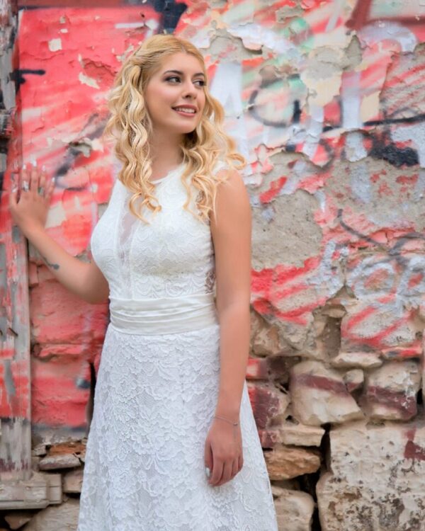 Νυφικό όλο δαντέλα σε Άλφα γραμμή