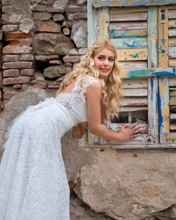 Νυφικό όλο δαντέλα σε Άλφα γραμμή