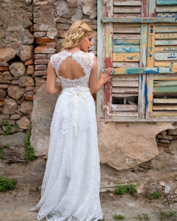 Νυφικό όλο δαντέλα σε Άλφα γραμμή