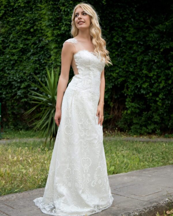 Νυφικό όλο δαντέλα με ανοιχτή πλάτη