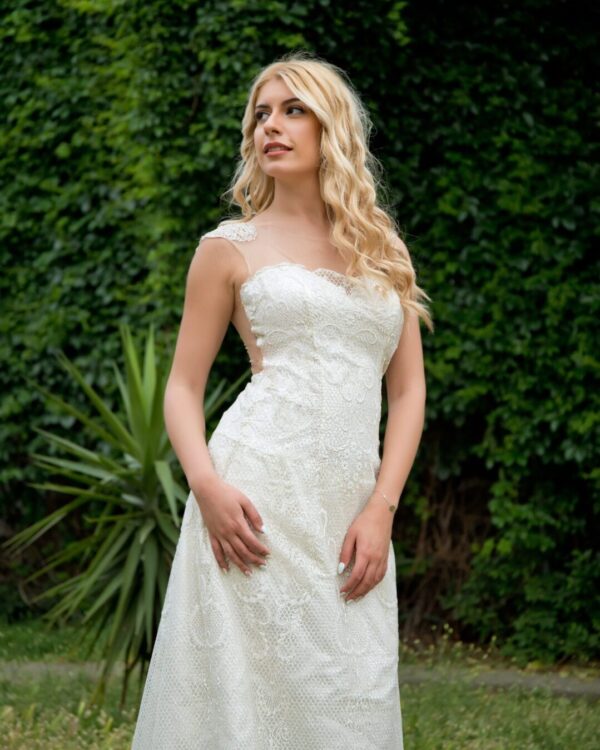 Νυφικό όλο δαντέλα με ανοιχτή πλάτη