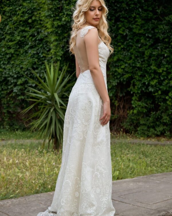 Νυφικό όλο δαντέλα με ανοιχτή πλάτη