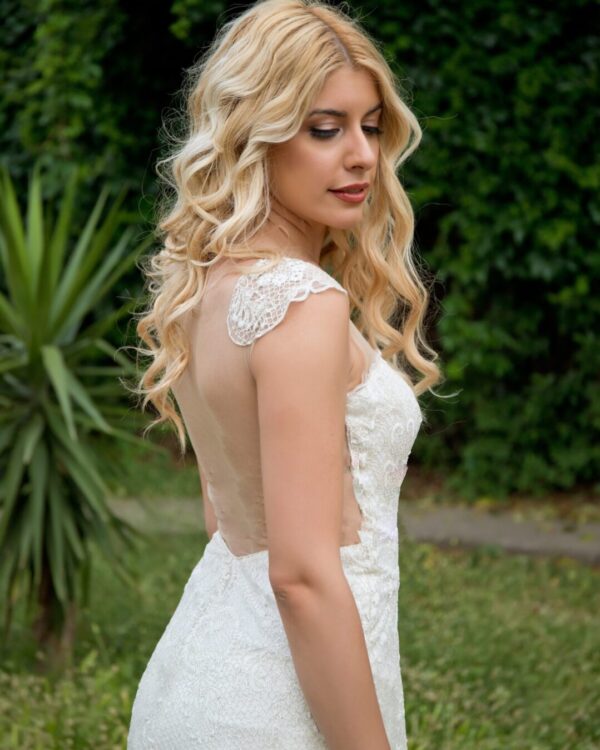Νυφικό όλο δαντέλα με ανοιχτή πλάτη