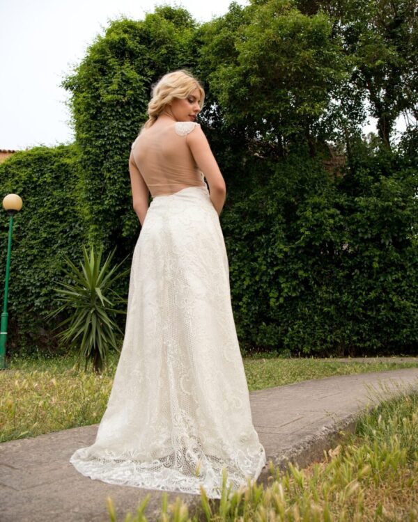 Νυφικό όλο δαντέλα με ανοιχτή πλάτη