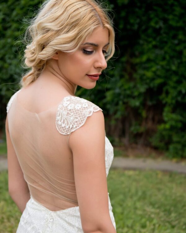 Νυφικό όλο δαντέλα με ανοιχτή πλάτη