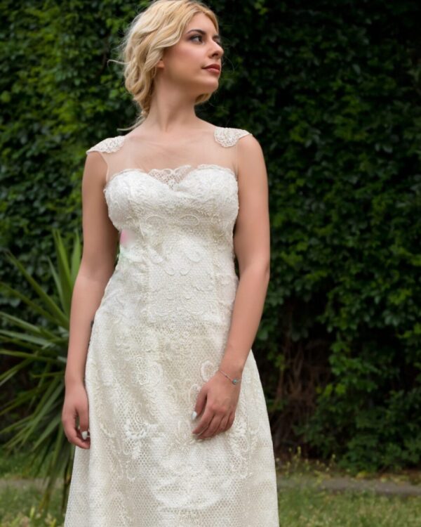 Νυφικό όλο δαντέλα με ανοιχτή πλάτη