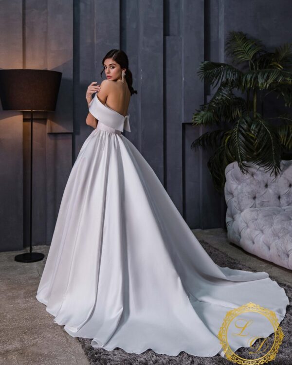 prigkipiko-nyfiko-exomo-se-krep-saten-miss-vanity