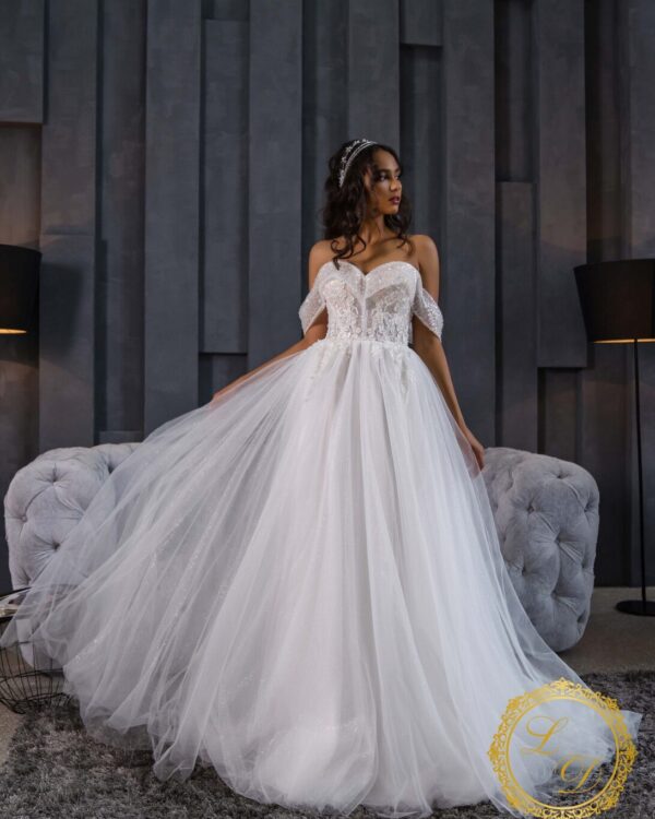 Πριγκιπικό νυφικό έξωμο σε γκλίτερ τούλι