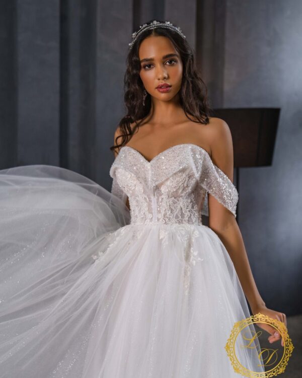 Πριγκιπικό νυφικό έξωμο σε γκλίτερ τούλι