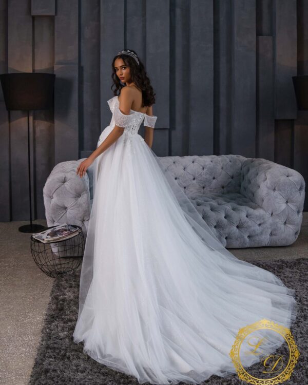 Πριγκιπικό νυφικό έξωμο σε γκλίτερ τούλι