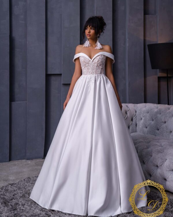 Πριγκιπικό νυφικό έξωμο σε κρεπ σατέν