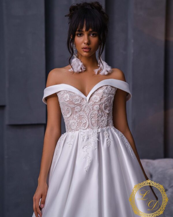 Πριγκιπικό νυφικό έξωμο σε κρεπ σατέν