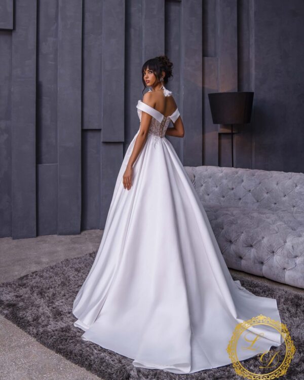 Πριγκιπικό νυφικό έξωμο σε κρεπ σατέν