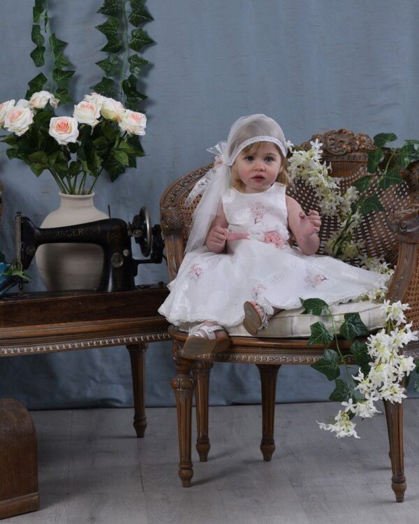 Βαπτιστικό φόρεμα με ουρά σε άσπρο