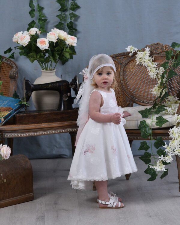 Βαπτιστικό φόρεμα με ουρά σε άσπρο