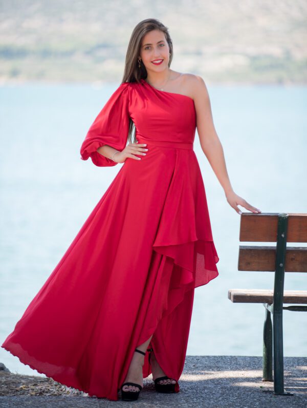 Maxi φόρεμα με έναν ώμο και ένα μανίκι σε κόκκινο