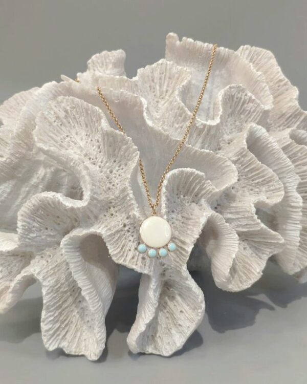 Κολιέ με μενταγιόν από εκρού σμάλτο