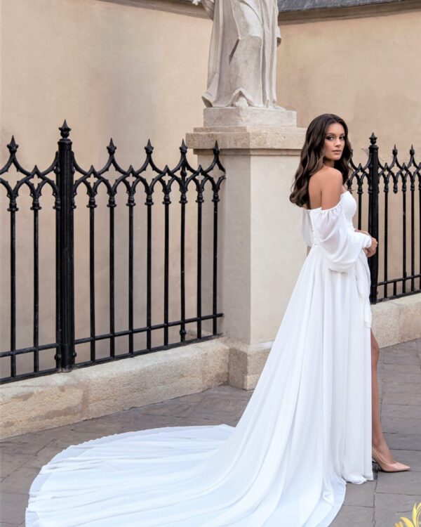 Αέρινο νυφικό έξωμο με μανίκι