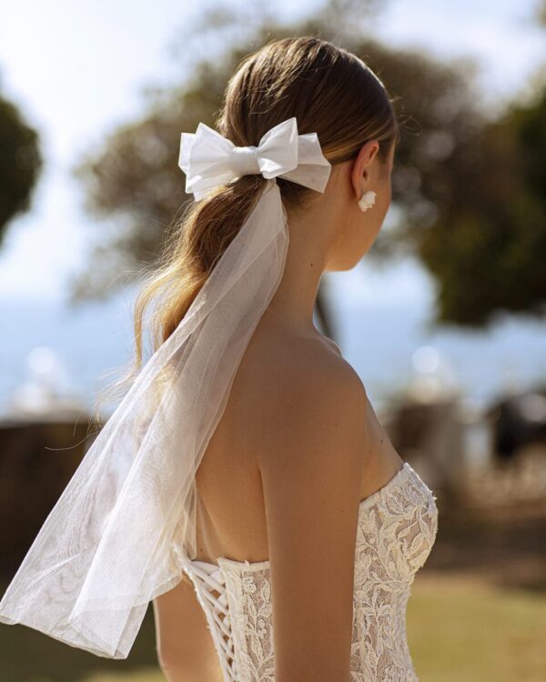 Παραμυθένιο νυφικό στράπλες με μανίκια σε ιβουάρ