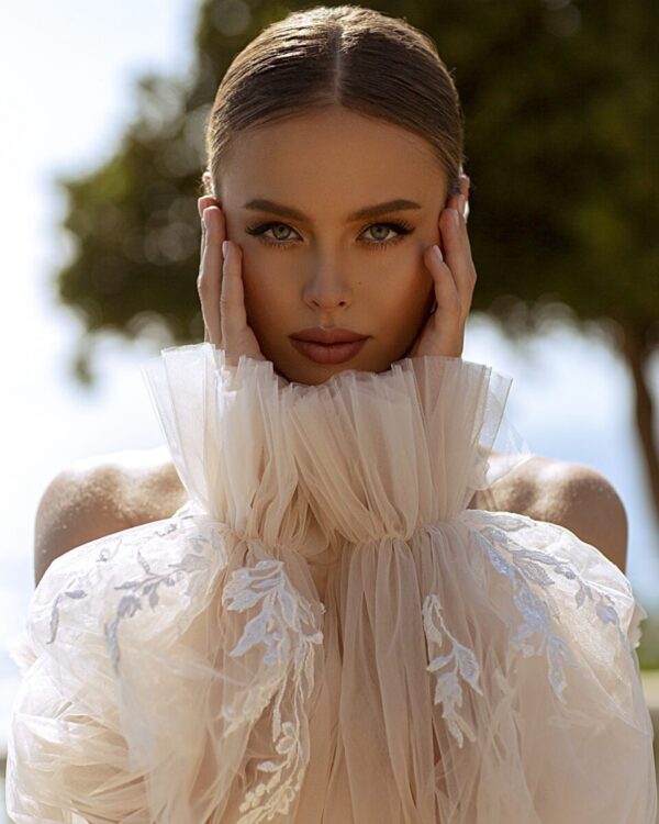 Παραμυθένιο νυφικό στράπλες με μανίκια σε ιβουάρ