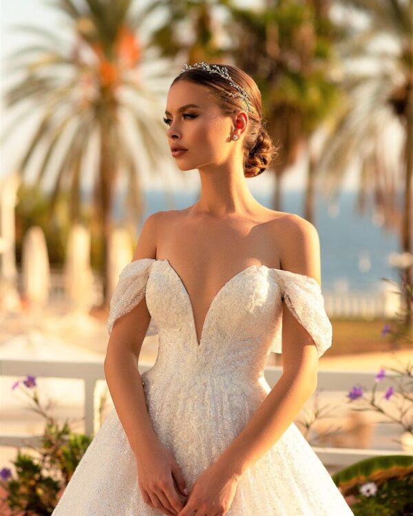 Ρομαντικό νυφικό στράπλες με γκλίτερ τούλι