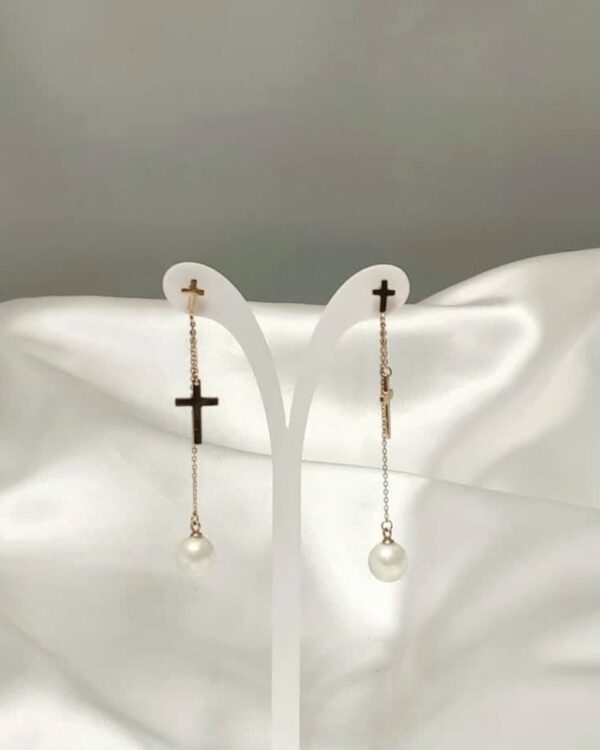 Μακριά σκουλαρίκια με σταυρουδάκια και πέρλες