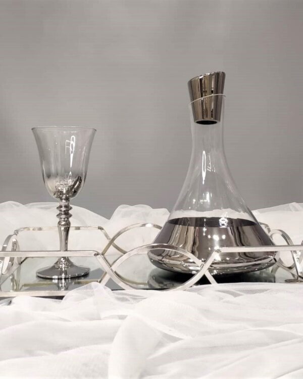 Σετ κουμπάρου σε κρύσταλλο Βοημίας με degrade εφέ σε γκρι ασημί. Το σετ περιλαμβάνει περίτεχνο δίσκο 40x25, ιδιαίτερη μποτίλια κρασιού και ποτήρι από κρύσταλλο Βοημίας