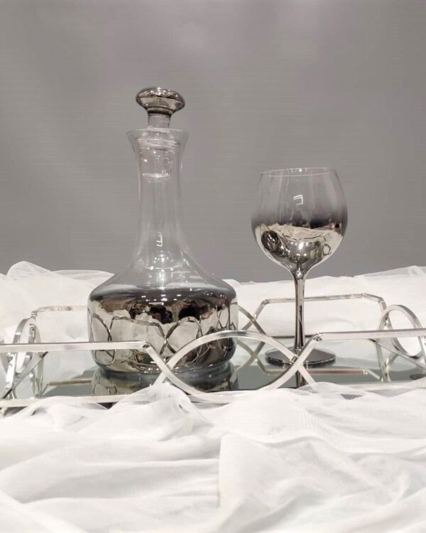 Σετ κουμπάρου σε κρύσταλλο Βοημίας με degrade εφέ σε γκρι ασημί. Το σετ περιλαμβάνει περίτεχνο δίσκο 40x25, ιδιαίτερη μποτίλια κρασιού και ποτήρι από κρύσταλλο Βοημίας