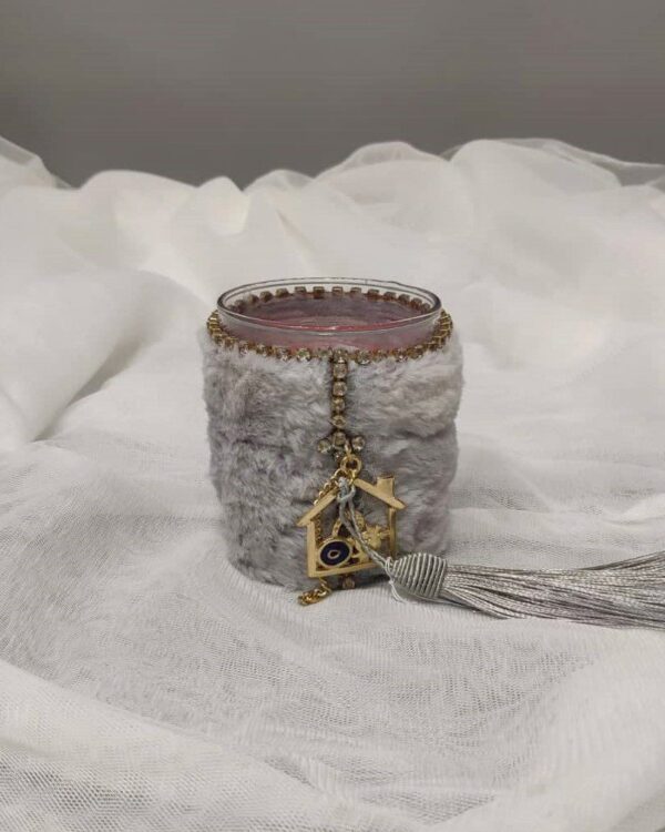 Γούρι 2023 κερί με επίχρυσο γούρι, με γκρι γουνάκι και μεταξωτή φούντα. 9x7 εκ. Ένα πολυτελές γούρι, ιδανικό δώρο για το σπίτι ή το γραφείο