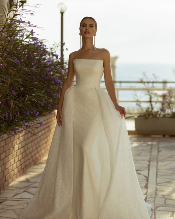 Αστραφτερό νυφικό στράπλες με αποσπώμενη φούστα με ουρά