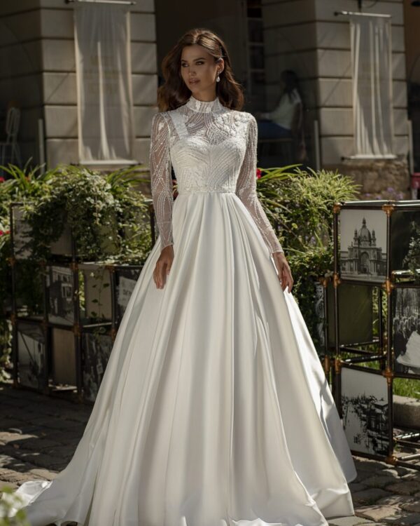 Εντυπωσιακό νυφικό με κορσέ και επιπλέον τοπ δαντέλα