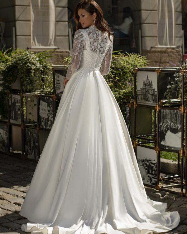 Εντυπωσιακό νυφικό με κορσέ και επιπλέον τοπ δαντέλα