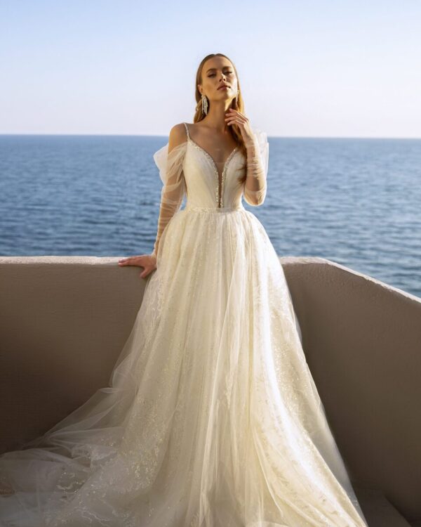 Εντυπωσιακό νυφικό με γκλίτερ τούλι και στρας