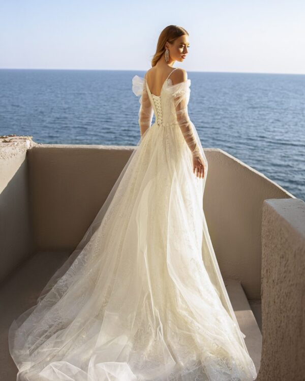 Εντυπωσιακό νυφικό με γκλίτερ τούλι και στρας