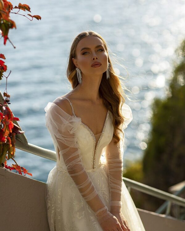 Εντυπωσιακό νυφικό με γκλίτερ τούλι και στρας