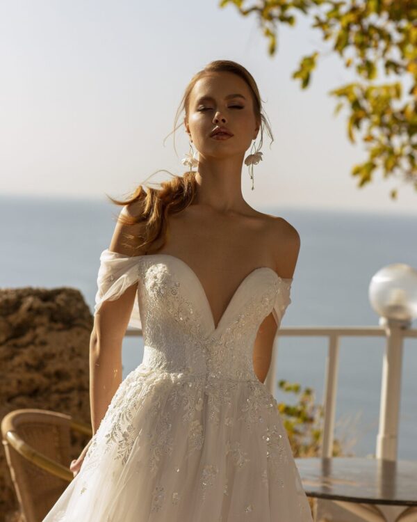 Ρομαντικό νυφικό στράπλες με γκλίτερ τούλι