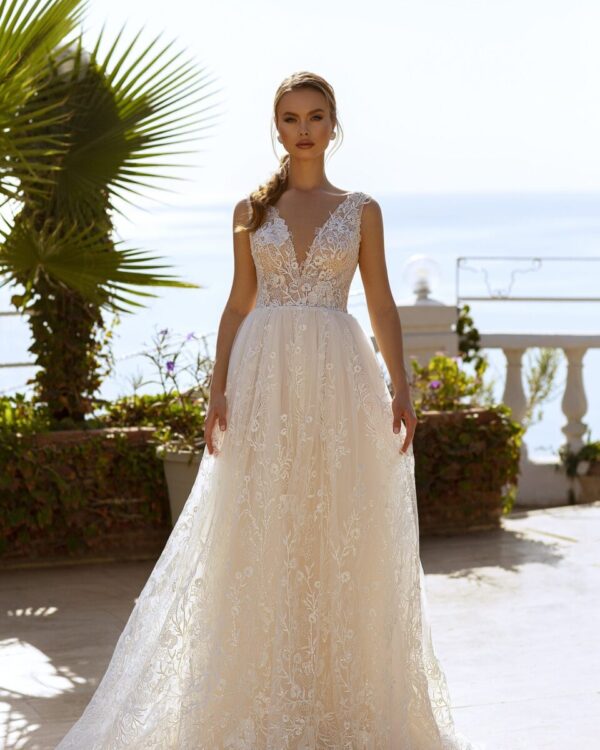 Πριγκηπικό νυφικό όλο με κεντημένη δαντέλα