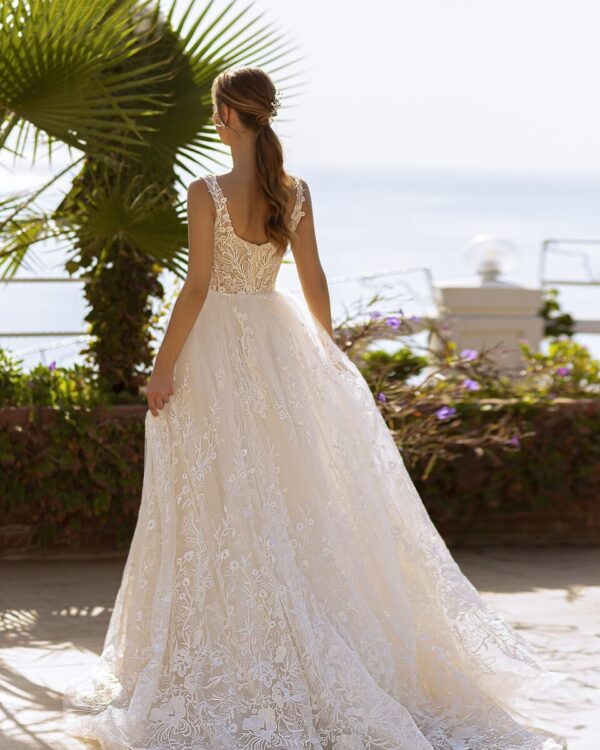 Πριγκηπικό νυφικό όλο με κεντημένη δαντέλα