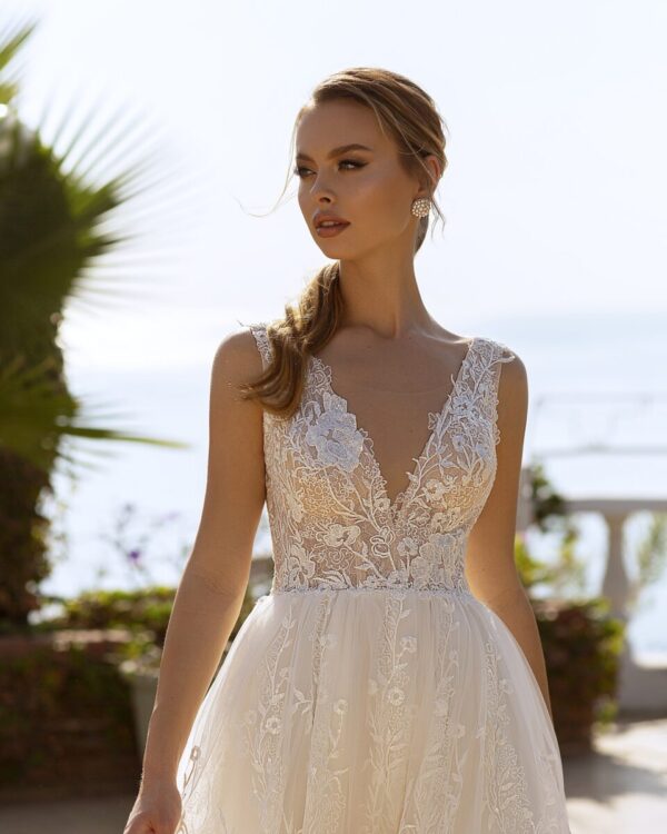 Πριγκηπικό νυφικό όλο με κεντημένη δαντέλα