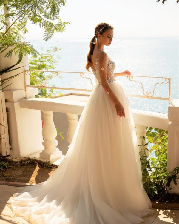 Εντυπωσιακό νυφικό με κεντημένο μπούστο σε διαφάνεια soleil