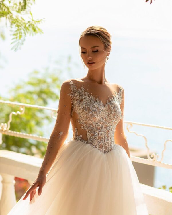 Εντυπωσιακό νυφικό με κεντημένο μπούστο σε διαφάνεια soleil