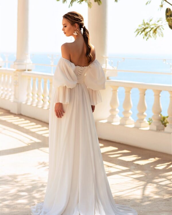 Boho μεταξωτό νυφικό με υπέροχα μανίκια