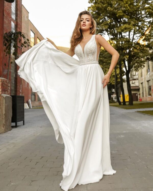 Μεταξωτό νυφικό φόρεμα με μπούστο δαντέλα