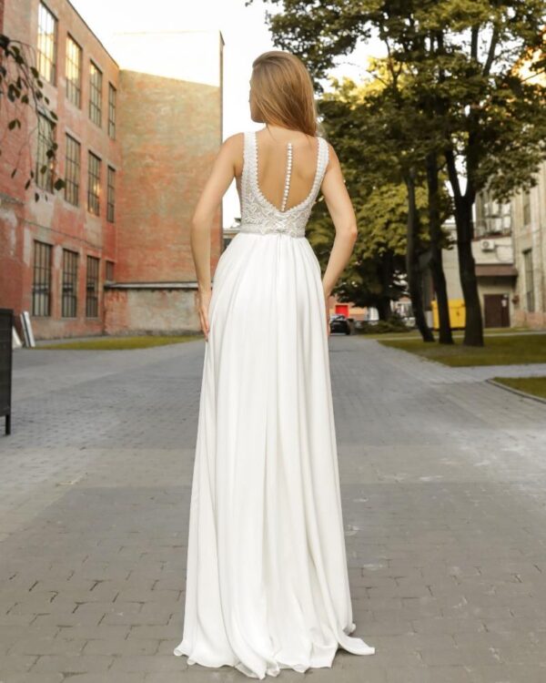 Μεταξωτό νυφικό φόρεμα με μπούστο δαντέλα